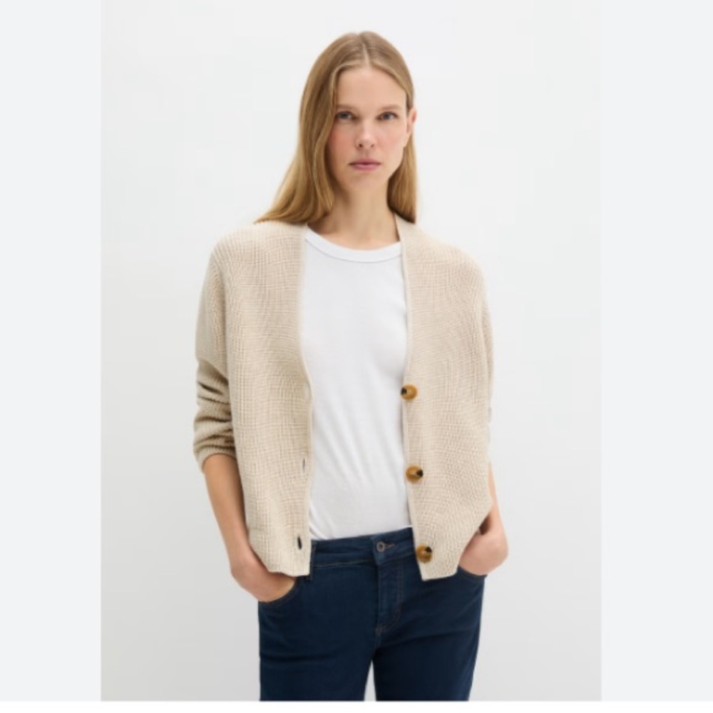 NWOT! American Eagle V Neck Knit Cropped Cardigan in Beige/SoftPeach Color.